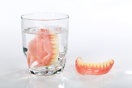 dentier dans verre a eau
