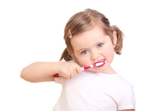 enfant se brossant les dents