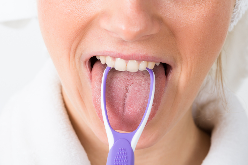 femme utilisant un gratte langue
